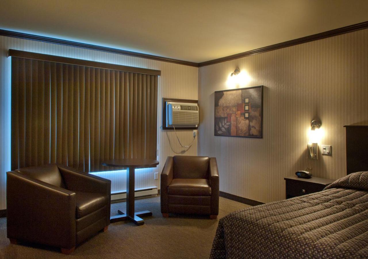 Ramada By Wyndham Laval Hotel Exterior photo
