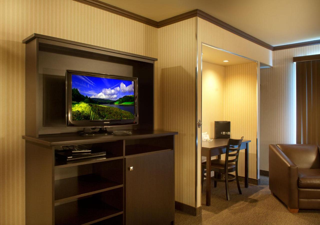 Ramada By Wyndham Laval Hotel Exterior photo